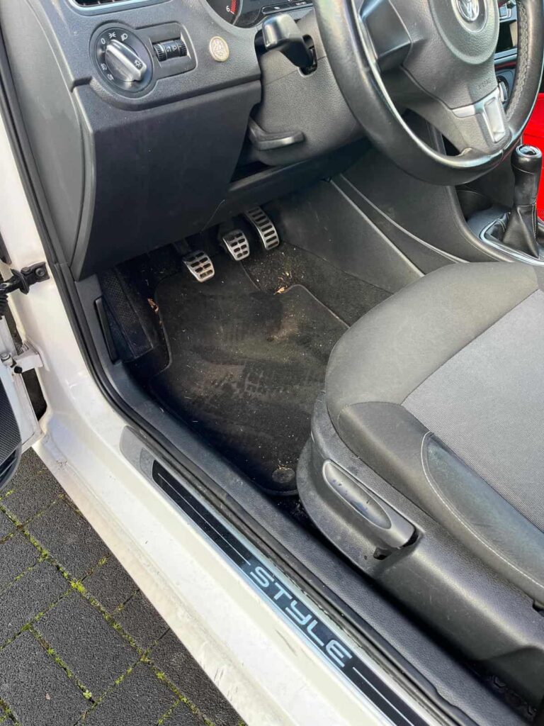 Verschmutzter Innenraum eines Autos | Auto-Innenreinigung Bedburg, Elsdorf, Bergheim und Umgebung