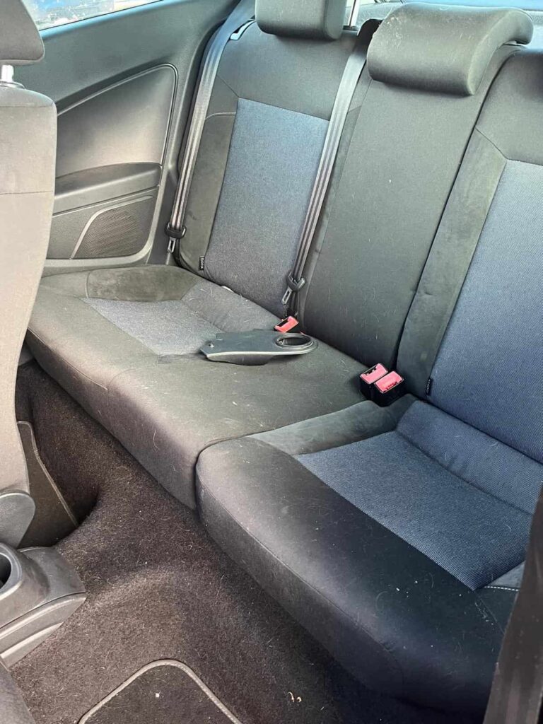 Verschmutzte Rückbank eines Autos | Autoreinigung Innenraum Bedburg, Elsdorf, Bergheim und Umgebung